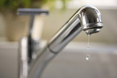 Tropfender Wasserhahn - Copyright: BMU / Brigitte Hiss Tropfender Wasserhahn - Copyright: BMU / Brigitte Hiss